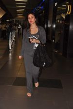 Kareena Kapoor snapped at airport in Mumbai on 6th Dec 2012 (6).JPG